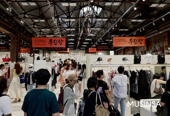 지난 14일 무진장 2025 여름 블랙프라이데이를 맞아 무신사 스토어 성수@대림창고에서 쇼핑을 하는 고객들의 모습. [사진=무신사]