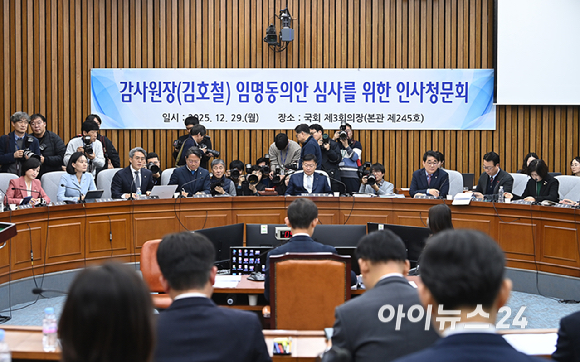 김호철 감사원장 후보자가 29일 서울 여의도 국회에서 열린 인사청문회에서 질의에 답변하고 있다. [사진=곽영래 기자]