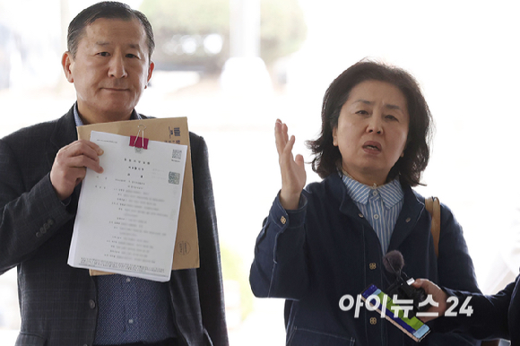 김영선 전 국회의원이 1일 서울 서초구 서울중앙지법에서 열린 오세훈 서울시장의 여론조사 대납 의혹 사건 1심 속행 공판에 증인으로 출석하고 있다. [사진=사진공동취재단]