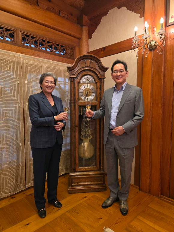 이재용 회장이 18일 서울 이태원동 승지원에서 리사 수 AMD 최고경영자(CEO)와 만찬에 앞서 술잔을 들고 기념 촬영하고 있다. [사진=삼성전자]