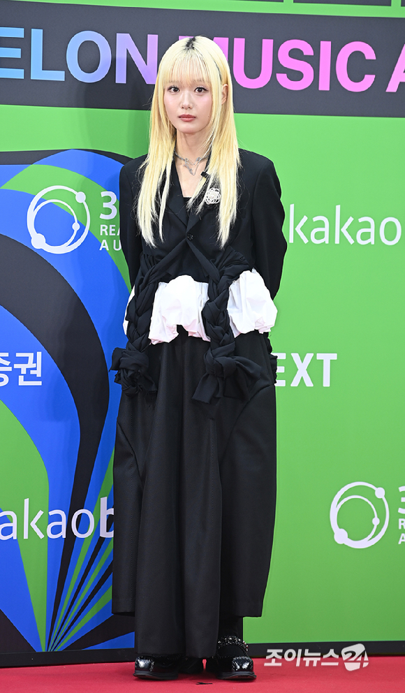 가수 한로로가 20일 서울 구로구 고척돔에서 열린 '2025 멜론뮤직어워드(MMA2025)' 레드카펫에서 포즈를 취하고 있다. [사진=곽영래 기자]