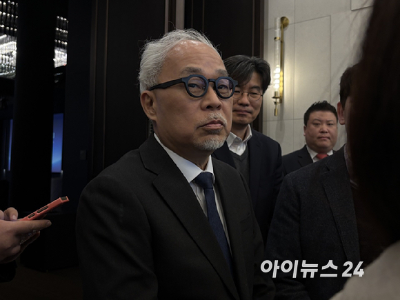 최주선 삼성SDI 대표이사 사장이 18일 서울 강남구 엘리에나호텔에서 열린 제 56기 정기 주주총회가 끝난 뒤 기자들과 만나 대화하고 있다. [사진=권서아 기자]