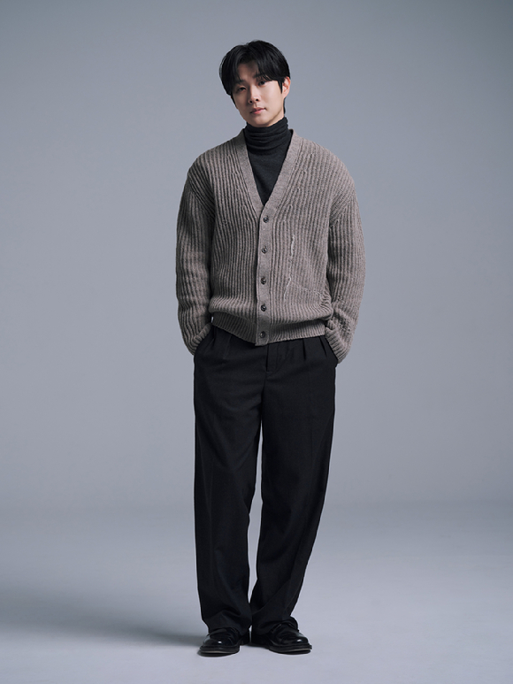 배우 최우식이 영화 '넘버원' 인터뷰에 앞서 포즈를 취하고 있다. [사진=㈜바이포엠스튜디오]