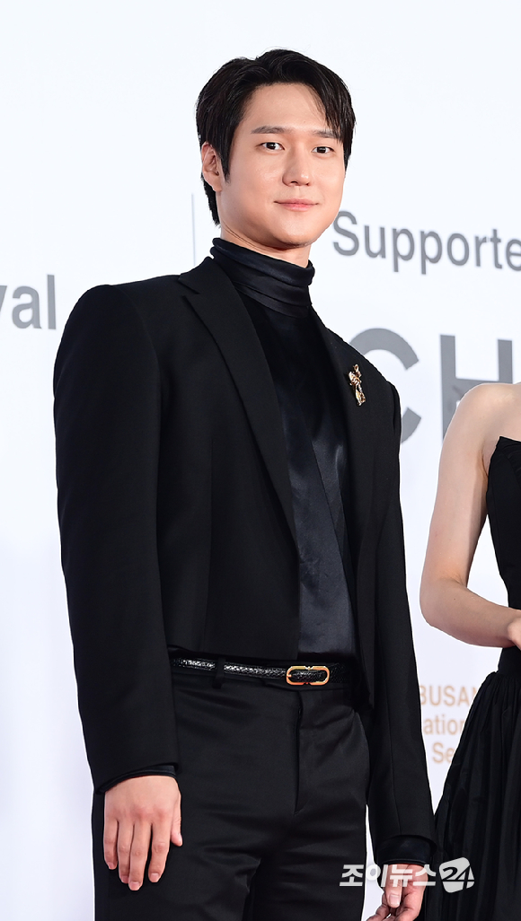 배우 고경표가 17일 오후 부산광역시 해운대구 영화의 전당에서 열린 제30회 부산국제영화제 개막식 레드카펫 행사에 참석하고 있다. [사진=정소희 기자]