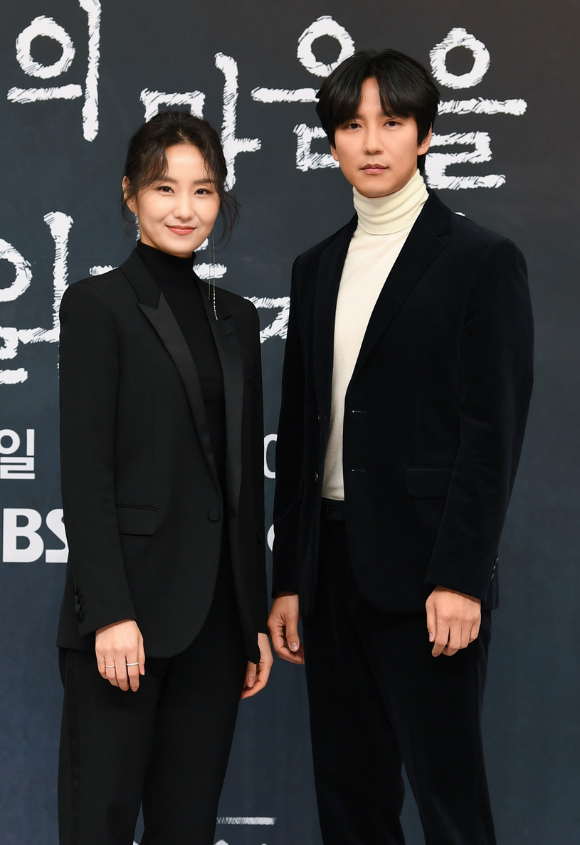 배우 김소진과 김남길이 11일 오후 서울 목동 SBS 사옥에서 진행된 SBS 새 금토드라마 '악의 마음을 읽는 자들' 제작발표회에 참석해 포즈를 취하고 있다. [사진=SBS]