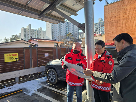 박은식 산림청 차장(가운데)이 27일 인천광역시 남동구 산불예방숲가꾸기 현장 설명을 듣고 있다 [사진=산림청]