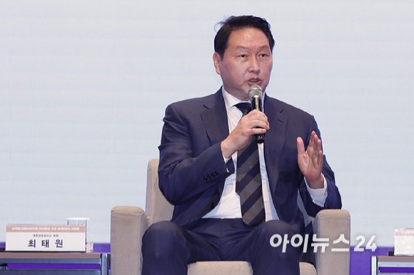 최태원 대한상공회의소 회장이 8일 서울 중구 대한상공회의소에서 열린 이재명 더불어민주당 대선후보 초청 경제5단체 간담회에서 정책 제언을 하고 있다. [사진=국회사진취재단]