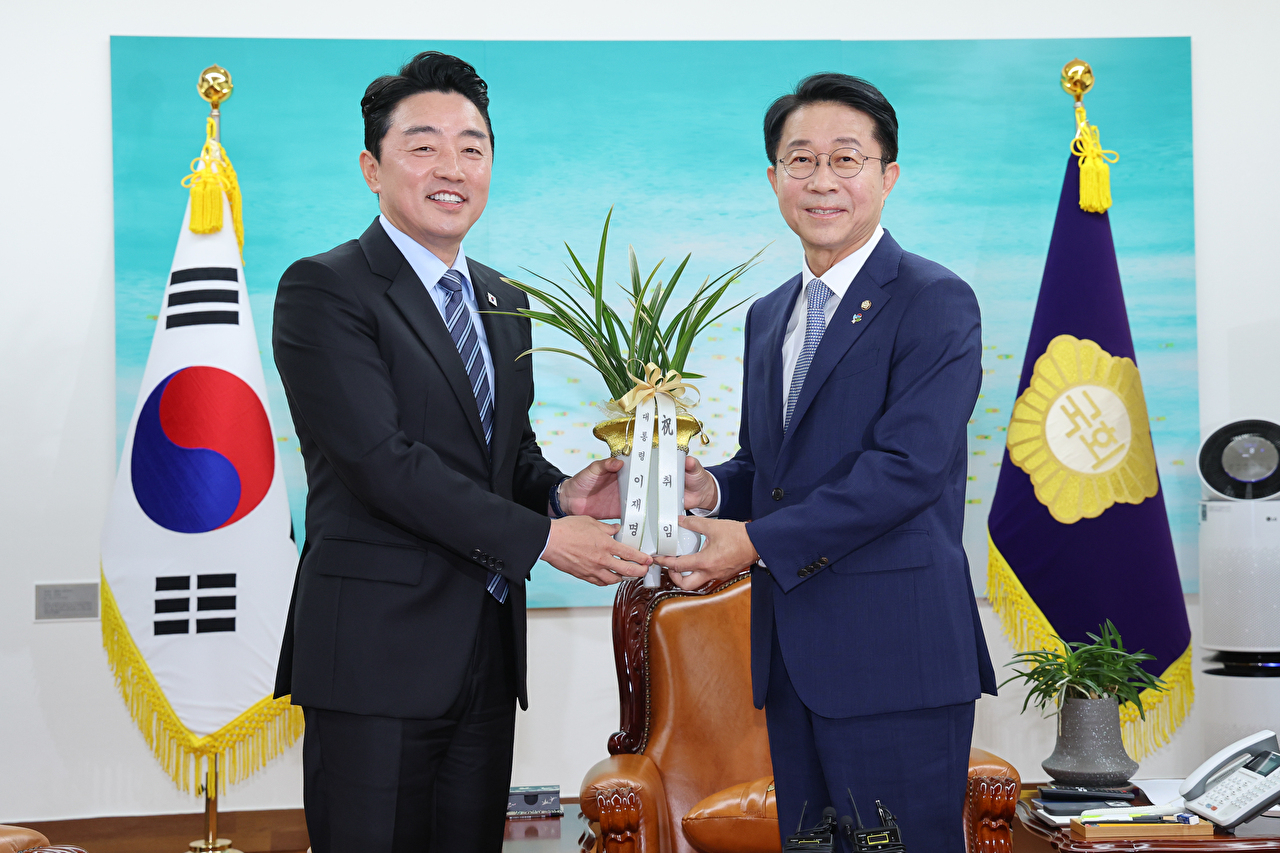 조정식 국회의장(오른쪽)이 9일 취임 축하 인사차 예방한 강훈식 대통령 비서실장에게서 이재명 대통령이 보낸 축하 난을 받고 있다. 2026.6.9 [공동 취재] [사진=연합뉴스]