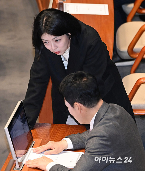 국민의힘 장동혁 대표와 배현진 의원이 9일 오후 서울 여의도 국회에서 열린 본회의에서 대화를 나누고 있다. [사진=곽영래 기자]