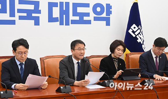 한병도 더불어민주당 원내대표가 10일 서울 여의도 국회에서 열린 원내대책회의에서 발언하고 있다. [사진=곽영래 기자]