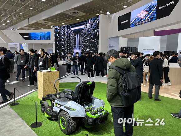 '인터배터리 2023'은 오는 17일까지 3일간 서울 코엑스에서 개최된다. 사진은 삼성SDI 부스를 찾은 관람객이 전시물을 보고 있는 모습. [사진=양호연 기자]