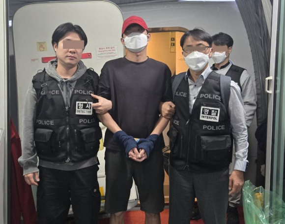 캄보디아에 거점을 둔 채 로맨스 스캠(연애빙자사기)을 벌인 30대 한국인 남성 등이 국내로 송환됐다. 사진은 저작권법 위반 혐의로 송환된 40대 남성 B씨. [사진=경찰청]