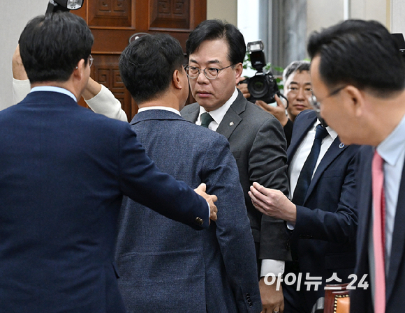 국민의힘 송언석 원내대표와 더불어민주당 이기헌 의원이 6일 서울 여의도 국회에서 열린 운영위원회의 대통령비서실과 국가안보실, 대통령경호처 등에 대한 국정감사에서 여야 설전으로 정회된 직후 이른바 '배치기'를 하며 충돌하고 있다. [사진=곽영래 기자]