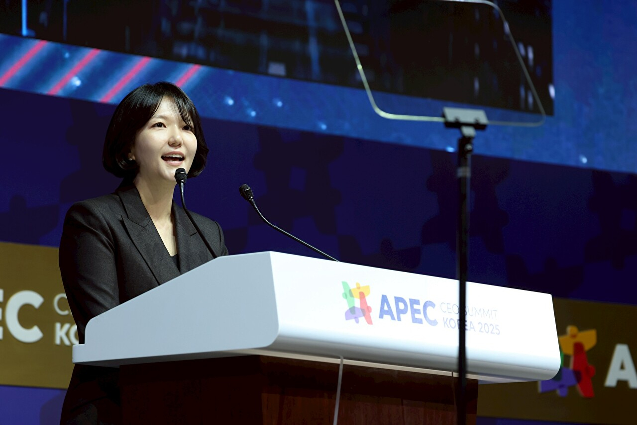 29일 경북 경주 예술의전당에서 열린 아시아태평양경제협력체(APEC) 최고경영자(CEO) 서밋에서 최수연 네이버 대표가 기조연설을 발표하고 있다. [사진=네이버]
