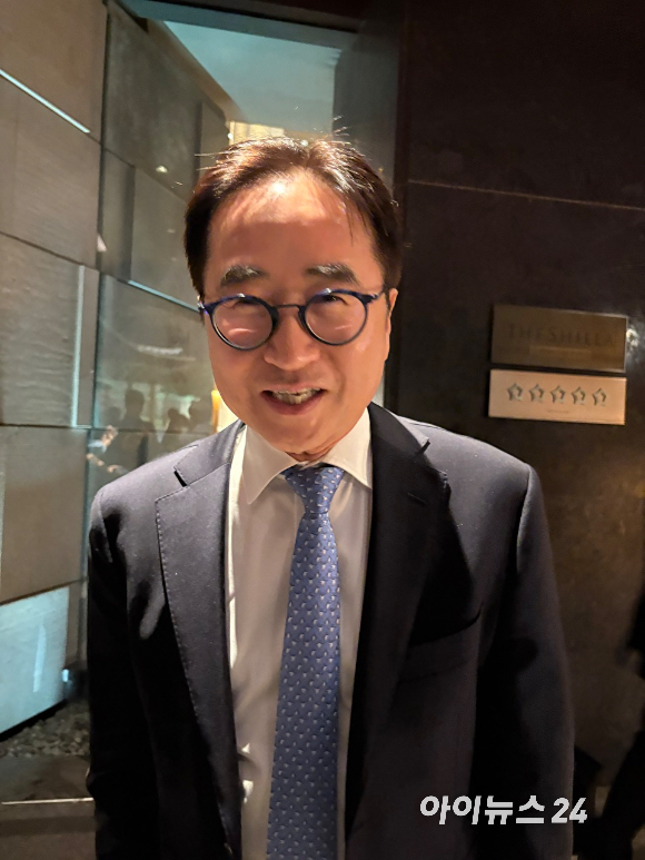 전영현 삼성전자 DS부문장(부회장)이 1일 서울 중구 신라호텔에서 열린 2026년도 제36회 삼성호암상 시상식이 끝난 후 오후 8시 45분께 기자들과 만나 대화하고 있다. [사진=권서아 기자]