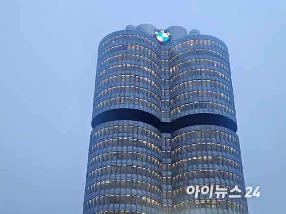 BMW 벨트 전시장 내부에 전시된 차세대 전기차 플랫폼 '노이에 클라쎄' [사진=설재윤 기자]