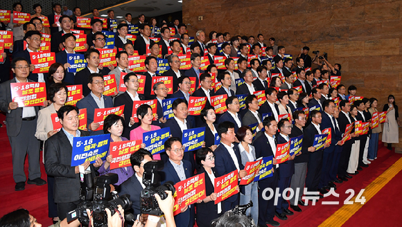 더불어민주당 한병도 당대표 직무대행 겸 원내대표와 의원들이 13일 국회 로텐더홀 계단에서 열린 '민생입법 방해&middot;5.18 역사 왜곡 국민의힘 규탄대회'에서 규탄 구호를 외치고 있다. [사진=곽영래 기자]