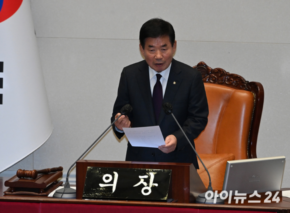 김진표 국회의장이 27일 오후 서울 여의도 국회에서 열린 본회의에서 이재명 더불어민주당 대표의 체포동의안에 대한 투표 결과를 발표하고 있다. [사진=김성진 기자]