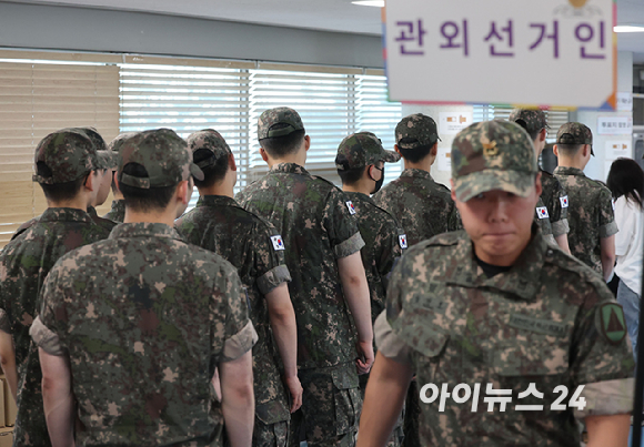 제9회 전국동시지방선거 사전투표 첫날인 29일 오전 서울 용산구 한남동 주민센터에 마련된 사전투표소에서 장병들이 투표를 하고 있다. [사진=정소희 기자]