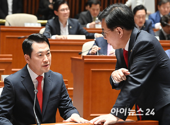 국민의힘 장동혁 대표와 송언석 원내대표가 6일 서울 여의도 국회에서 열린 의원총회에서 대화하고 있다. [사진=곽영래 기자]
