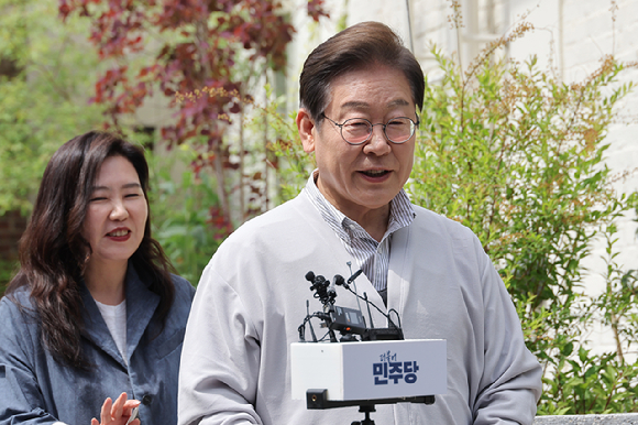 더불어민주당 이재명 대선 후보가 '골목골목 경청투어:국토종주편'에 나선 지난 7일 전북 전주시 완산구의 한 카페에서 'K-콘텐츠' 산업 진흥 간담회를 마친 뒤 고법의 '파기환송심 연기' 관련 입장을 밝히고 있다. [사진=연합뉴스]