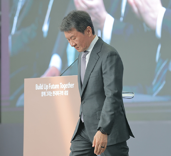정몽규 대한축구협회장이 7일 충남 천안 코리아풋볼파크에서 열린 공식 개관식에서 기념사를 마친 뒤 자리로 향하고 있다. 2026.4.7 [사진=연합뉴스]