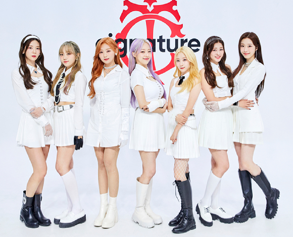 그룹 시그니처가 30일 온라인으로 진행된 시그니처(cignature) 두 번째 EP 앨범 'Dear Diary Moment' 발매 기념 쇼케이스에 참석해 포토타임을 갖고 있다. [사진=J9엔터테인먼트]