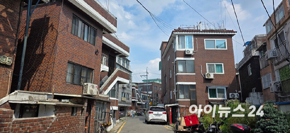 대형 건설사들이 성수지구 정비사업 시공권을 따내기 위한 수주전에 나서며 날씨만큼이나 뜨거운 열기를 뿜어내고 있다. 사진은 성수전략정비구역 내 골목. [사진=이수현 기자]