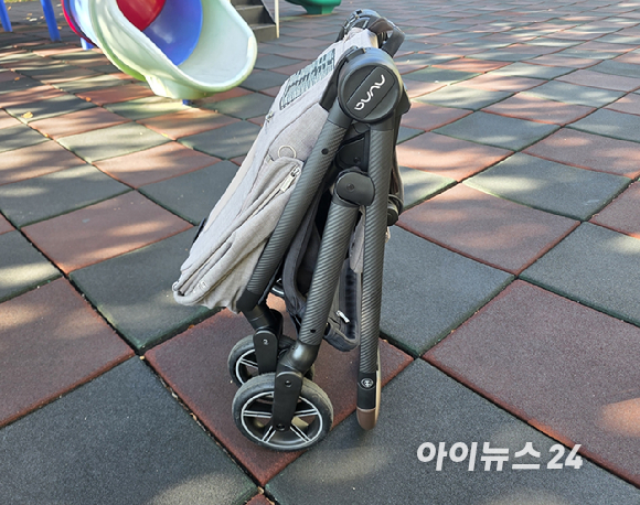 뉴나 스위브 바퀴가 옆으로 회전해 이동하고 있다. [사진=구서윤 기자]