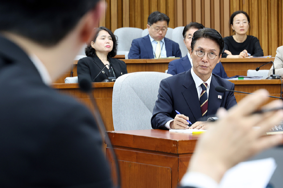 김민석 국무총리 후보자가 25일 서울 여의도 국회에서 열린 인사청문회에서 국민의힘 주진우 의원의 질의를 받고 있다. [사진=연합뉴스]