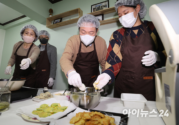 윤석열 국민의힘 대선 후보가 24일 오후 서울 구로구 고아권익연대를 찾아 시설 퇴소학생에게 나눌 음식을 준비하고 있다. [사진=국회사진취재단]