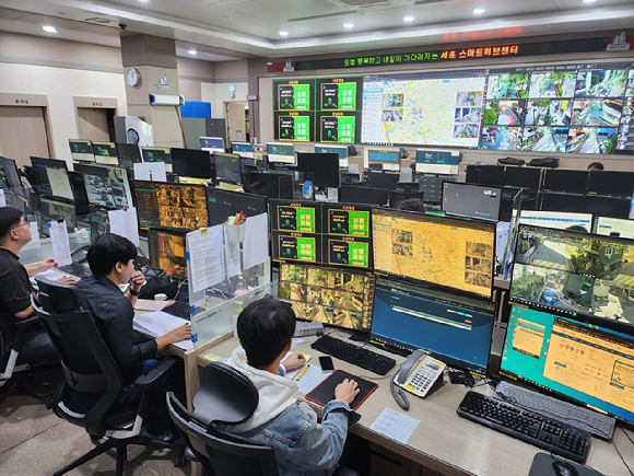 서울시가 최근 2년간 폐쇄회로(CC)TV 관제를 통해 마약 의심행위 358건을 적발했다. 사진은 서초 스마트 허브 CCTV 관제센터의 모습. [사진=서울시]