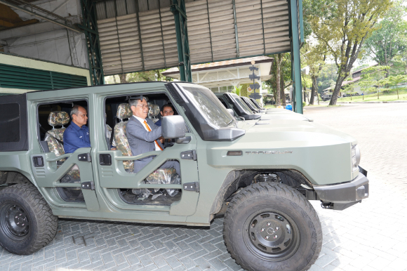 KGM은 지난 5월 인도네시아 핀다드사와 렉스턴 KD 공급 물량 및 사업 확대를 위한 '주요 조건 합의서(HOA)'를 체했다. 사진은 운전석에 앉은 곽재선 KGM 회장. [사진=KG모빌리티]