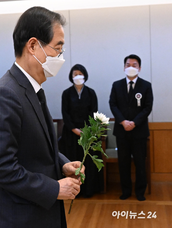 한덕수 국무총리 후보자가 20일 서울 종로구 서울대병원 장례식장에 마련된 안철수 제20대 대통령직인수위원장 부친의 빈소를 찾아 조문을 하고 있다. [사진=인수위사진기자단]