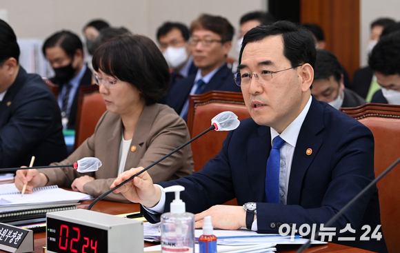 이창양 산업통상자원부 장관이 23일 오전 서울 여의도 국회에서 열린 산업통상자원중소벤처기업위원회 전체회의에서 의원 질의에 답하고 있다. [사진=김성진 기자]