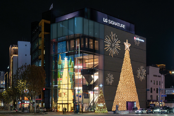 서울 강남구 도산대로에 자리한 플래그십 스토어 'D5' 벽에 설치된 크리스마스 미디어 파사드. [사진=LG전자]