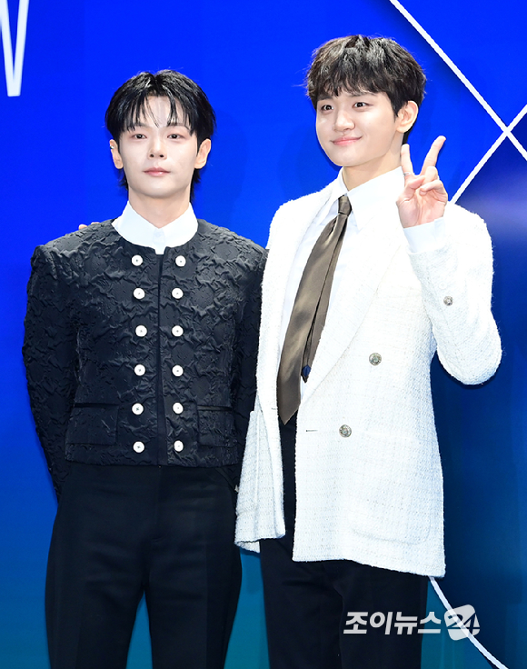 밴드 루시(LUCY) 신예찬과 조원상이 3일 오후 서울 동대문디자인플라자(DDP)에서 진행된 '2026 F/W 서울패션위크(SFW)' 오프닝 쇼 뮌 컬렉션 포토월 행사에 참석하고 있다. [사진=정소희 기자]