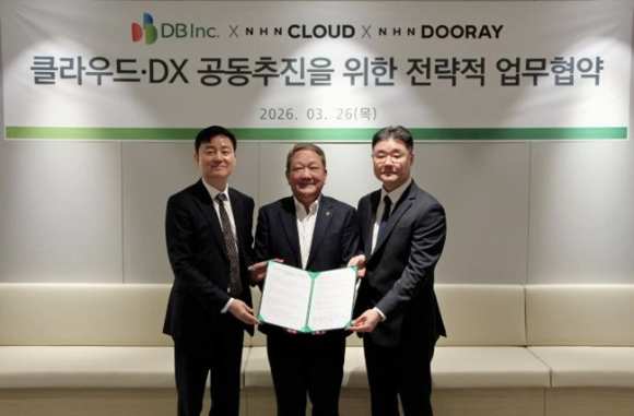 (왼쪽부터) NHN클라우드 클라우드사업본부 허희도 부사장, DB아이앤씨 DX사업본부 사업총괄 김성경 부사장, NHN두레이 두레이사업부 박형민 이사가 협약식 후 기념촬영을 하고 있다. [사진=NHN클라우드]