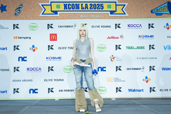 그룹 아이들 우기가 지난 1일(현지시간)부터 3일까지 미국 로스앤젤레스 크립토닷컴 아레나에서 열린 K-팝 팬&아티스트 페스티벌 '케이콘 엘에이 2025(KCON LA 2025)' 레드카펫 행사에 참석해 포즈를 취하고 있다. [사진=CJ ENM]