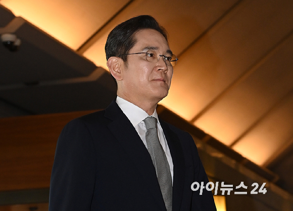 삼성호암상 수상자들이 1일 서울신라호텔 다이너스티홀에서 열린 2026년 제36회 삼성호암상 시상식에서 기념 촬영을 하고 있다. (왼쪽부터) 과학상 물리&middot;수학부문 오성진 UC버클리 교수, 과학상 화학&middot;생명과학부문 윤태식 위스콘신대 매디슨 교수, 공학상 김범만 포스텍 명예교수, 의학상 에바 호프만 코펜하겐대 교수, 예술상 조수미 성악가, 사회봉사상 오동찬 국립소록도병원 의료부장. [사진=호암재단]