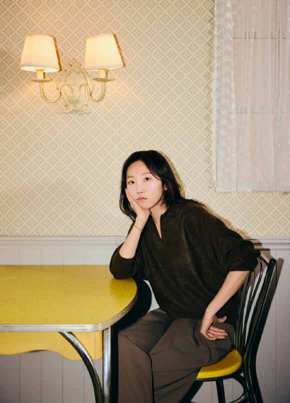 유영은 감독이 넷플릭스 시리즈 '이 사랑 통역 되나요?' 인터뷰에 앞서 포즈를 취하고 있다. [사진=넷플릭스]