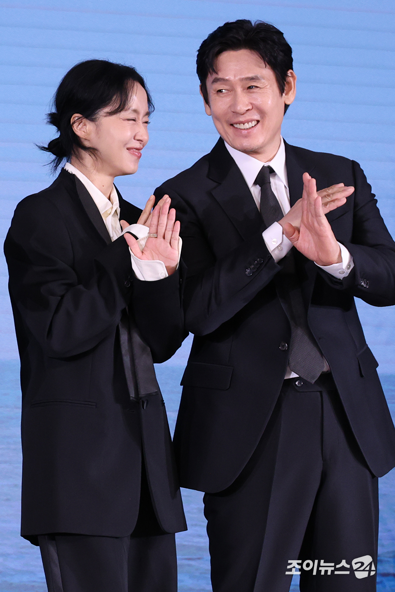 배우 전도연, 설경구가 25일 오전 서울 마포구 호텔 나루 서울 엠갤러리에서 진행된 넷플릭스 영화 '가능한 사랑'(감독 이창동) 제작보고회에 참석해 포즈를 취하고 있다. [사진=문수지 기자]