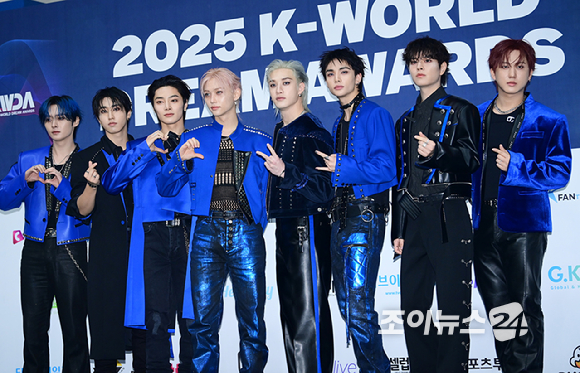 그룹 스트레이 키즈(Stray Kids)가 21일 오후 서울 잠실실내체육관에서 열린 '2025 케이 월드 드림 어워즈'(2025 K WORLD DREAM AWARDS)에 블루카펫 행사에 참석하고 있다. [사진=정소희 기자]