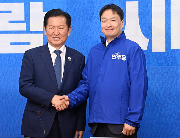 정청래 더불어민주당 대표와 김영빈 변호사가 8일 서울 여의도 국회에서 열린 더불어민주당 4차 인재영입식에서 기념촬영을 하고 있다. [사진=곽영래 기자]