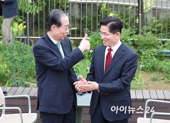 국민의힘 김문수 대선후보와 무소속 한덕수 대선 예비후보가 8일 서울 여의도 국회에서 후보 단일화와 관련해 회동하고 있다. [사진=곽영래 기자]