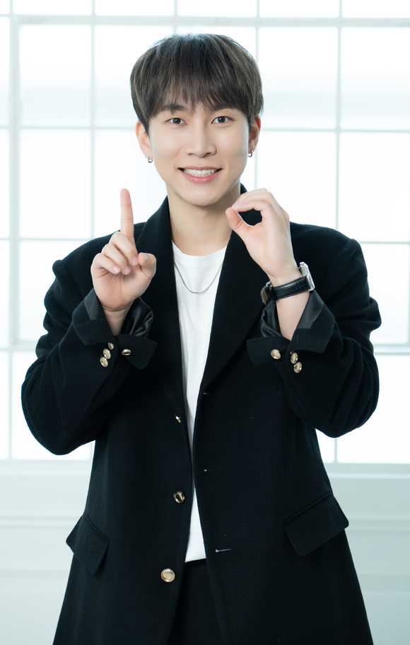 그룹 비투비 서은광이 21일 온라인으로 진행된 비투비 정규 3집 'Be Together' 발매 기념 기자간담회에 참석해 포즈를 취하고 있다. [사진=큐브엔터테인먼트]