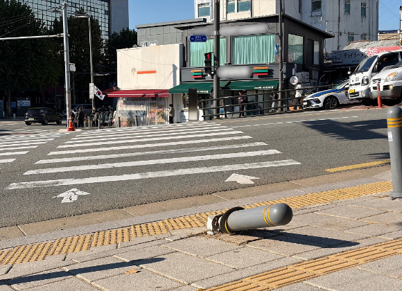 서울 도심에서 일본인 관광객 모녀를 들이받아 이들 중 어머니인 50대 여성을 숨지게 한 음주운전자 서모씨가 5일 서울 서초구 서울중앙지방법원에서 열린 구속 전 피의자 심문(영장실질심사)에 출석하고 있다. 2025.11.5 [사진=연합뉴스]