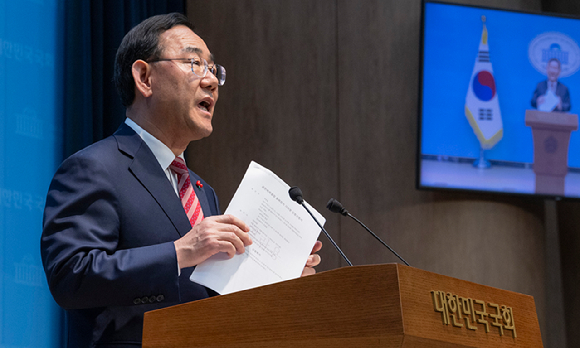  국민의힘 대구시장 후보 경선에서 '컷오프'된 주호영 국회부의장이 26일 국회 소통관에서 기자회견을 마친 뒤 이동하고 있다.주 부의장은 이날 서울남부지법에 대구시장 후보 탈락에 대한 효력 정지 가처분 신청을 했다. 2026.3.26 [사진=연합뉴스]