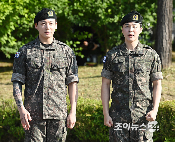 그룹 방탄소년단(BTS) 지민, 정국이 육군 현역으로 군 복무를 마치고 만기 전역했다.11일 오전 경기 연천군 연천공설운동장에서 진행된 전역 행사에서 방탄소년단 지민, 정국이 포즈를 취하고 있다. [사진=곽영래 기자]