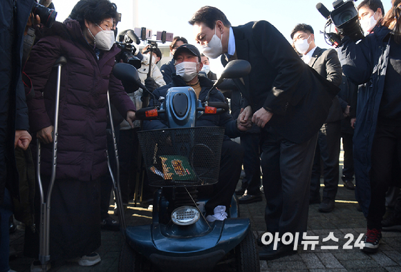 윤석열 국민의힘 대선 후보가 13일 오전 서울 여의도 국회에서 열린 중앙선대위 장애인본부 전국 릴레이정책투어 '장문현답(장애인 문제의 답은 현장에 있다)' 출정식에 참석해 출정식에 참석해 참석자들과 대화를 나누고 있다. [사진=국회사진취재단]